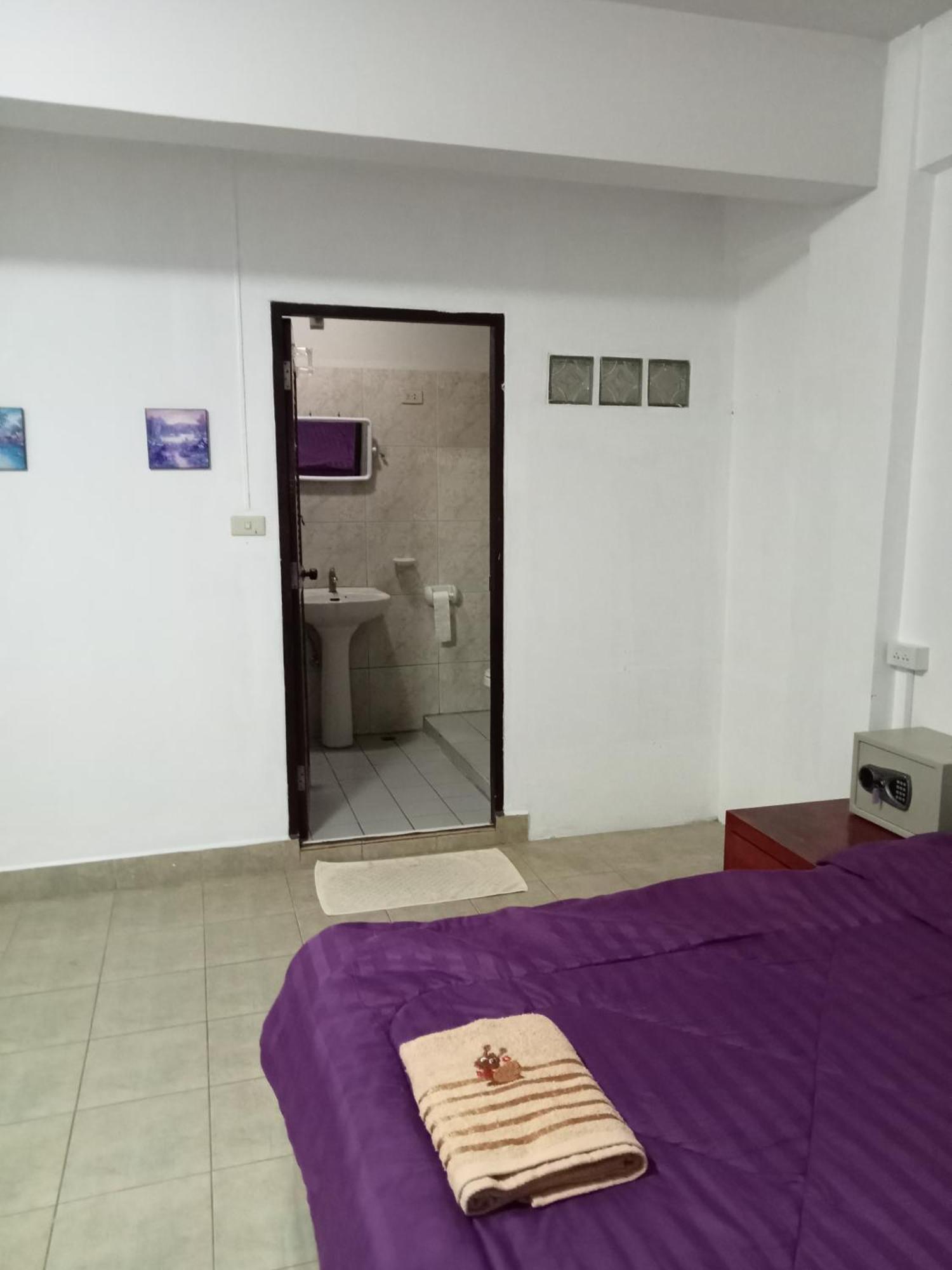 Pluemchai Guesthouse Jomtien Beach Exterior photo