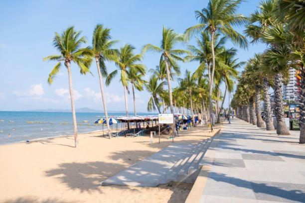 Pluemchai Guesthouse Jomtien Beach Exterior photo